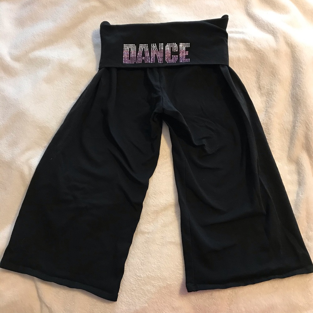 MotionWear black gaucho capris